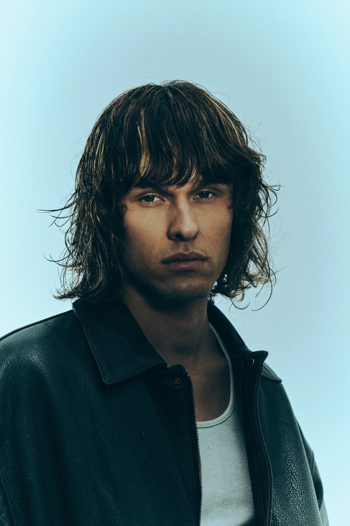 Curtain shag with a heavy fringe, in a leather jacket